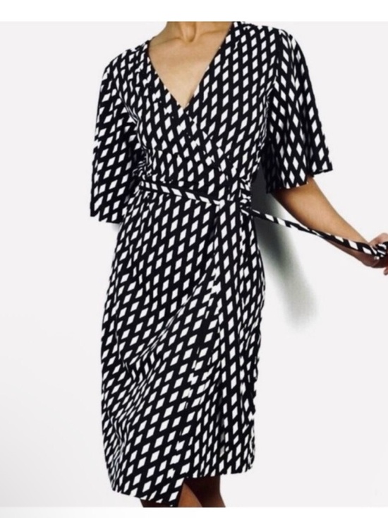 Banana Republic Dresses & Skirts - Black & White fun Geometric shape Wrap midi Dress